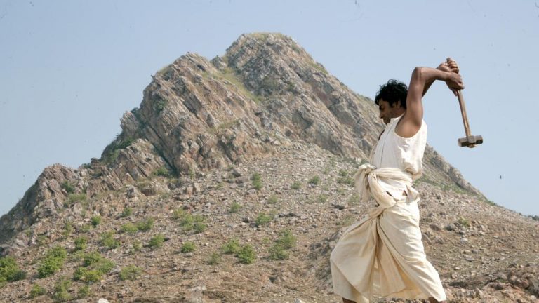 Manjhi: The Mountain Man (2015) Movie Review: A Simplistic Love Story