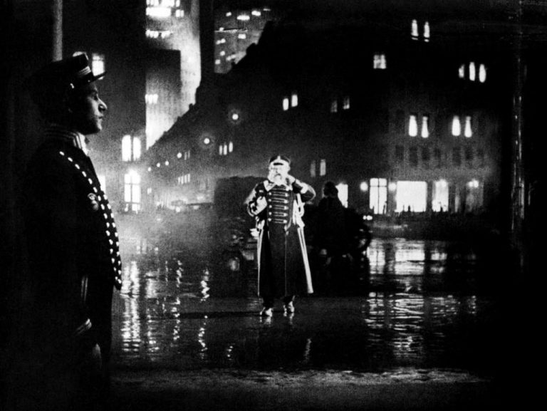The Last Laugh [1924] Review – A Visually Ingenious Character-Driven Drama
