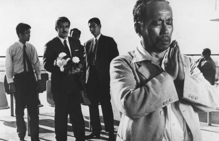 A Fugitive from the Past [1965] Review – Probing the Postwar Devastation of Japan through Thriller Framework