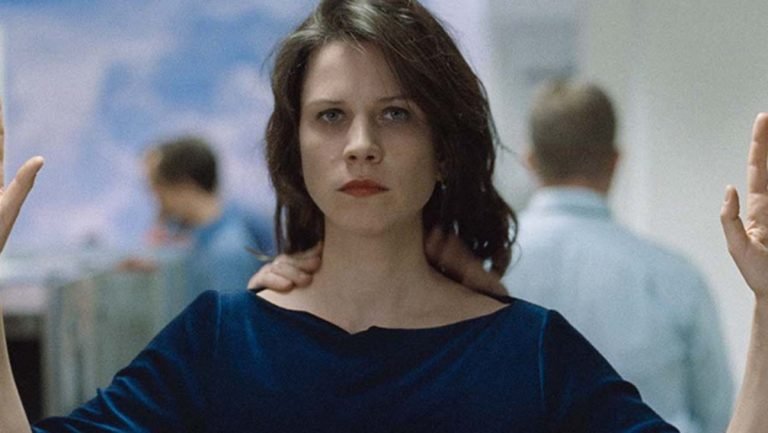 Preparations to Be Together for an Unknown Period of Time [2021] Review: A psychological noir that loses its way despite the solid preparation