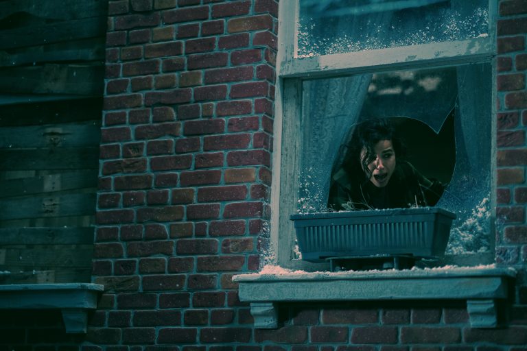 No One Gets Out Alive [2021] Review – The Perils Of Immigrants Take Center Stage In This Horror Film