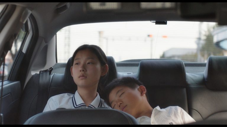 Moving On [2019] Review – A Tender Family Drama Reminiscent of Hirokazu Kore-eda’s Works