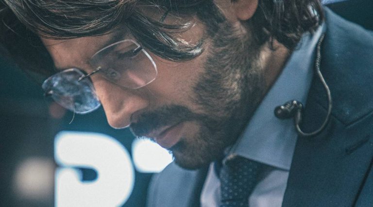 Dhamaka [2021] Netflix Review: A Tepid, Mediocre Bollywood Remake With Little Bite