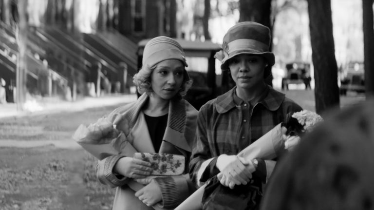 Passing [2021] Netflix Review: An Enthralling Minuscule Masterpiece that Establishes Rebecca Hall as a Strong Storyteller