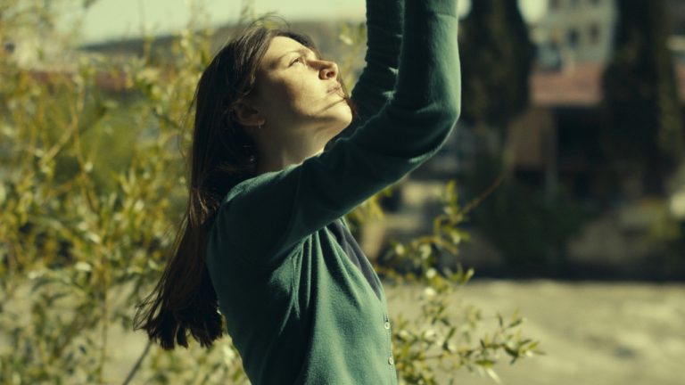 What Do We See When We Look At The Sky? [2021] Review: An Ill-fated Romance That Tries To Be Dreamy And Induces Sleep