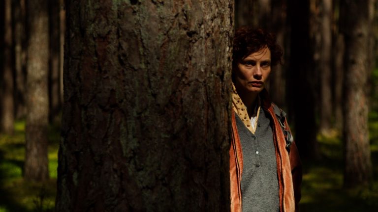Be Right Back [2022]: ‘Slamdance’ Review – Lost amidst its Cryptic posturing