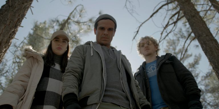 Old Strangers [2022] Review: An Anemic and Underwhelming Post-pandemic thriller