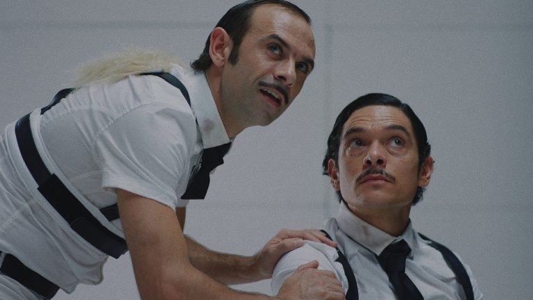 Ultrainocencia [2022]: ‘Slamdance’ Review – A Quirky and Imperfect Mix of Performance Arts and Cinema