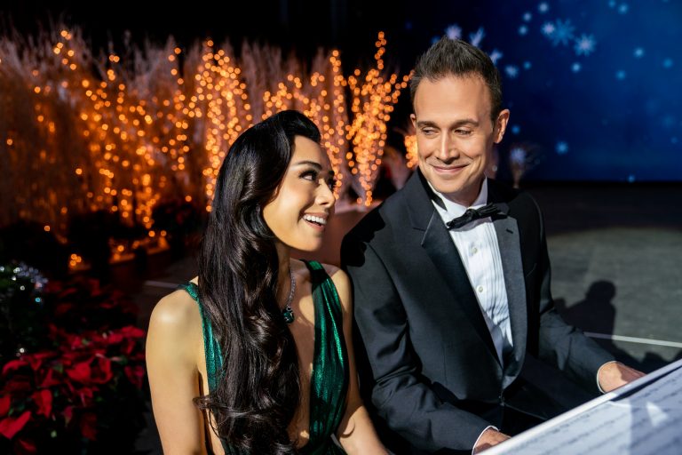 Christmas with You (2022) Netflix: Movie Review & Ending, Explained – Do Angelica and Miguel reunite after the gala?