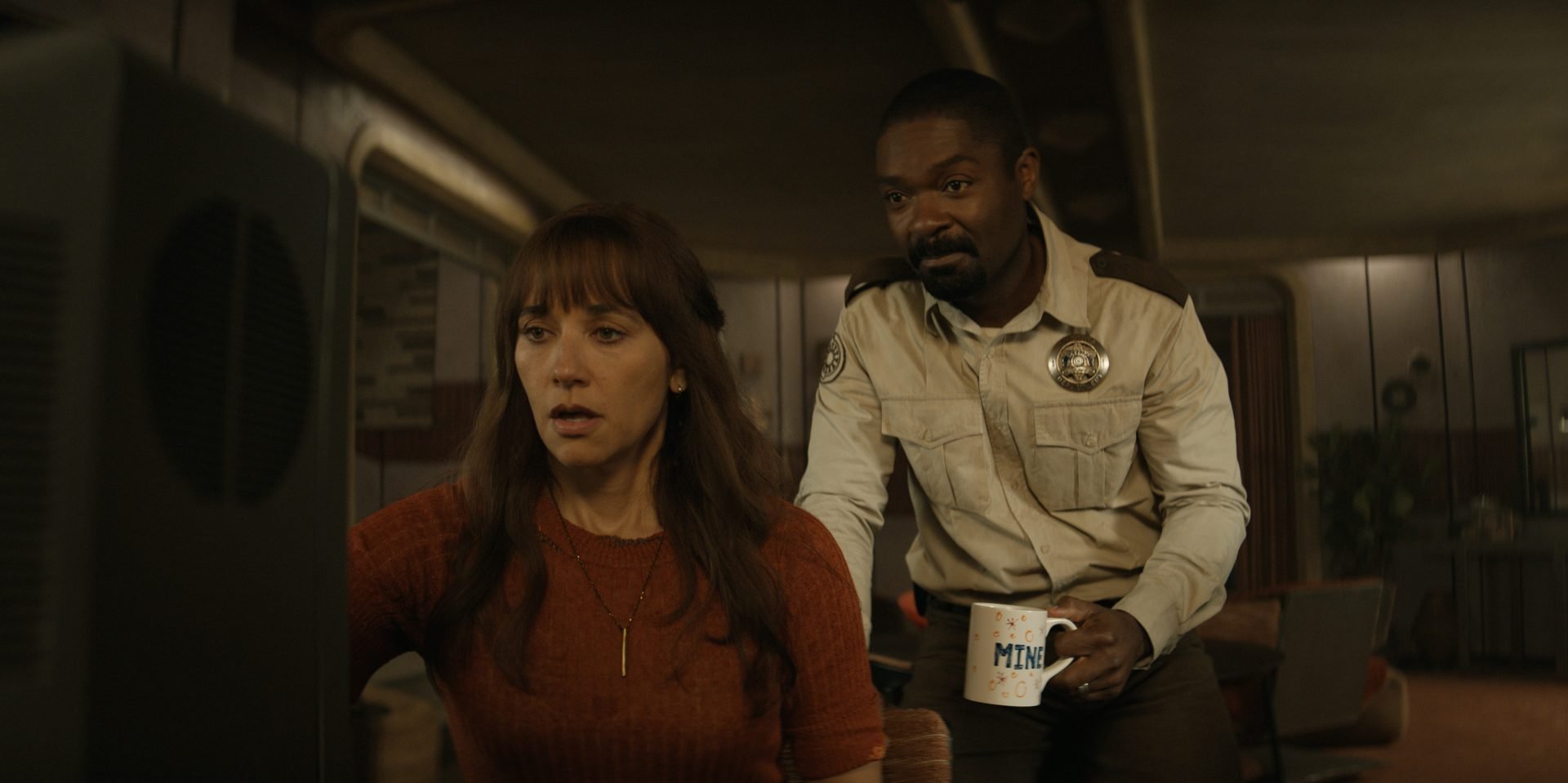 Rashida Jones as Allison Becker and David Oyelowo as Sheriff Houston in Silo, Season 1, Episode 1. 