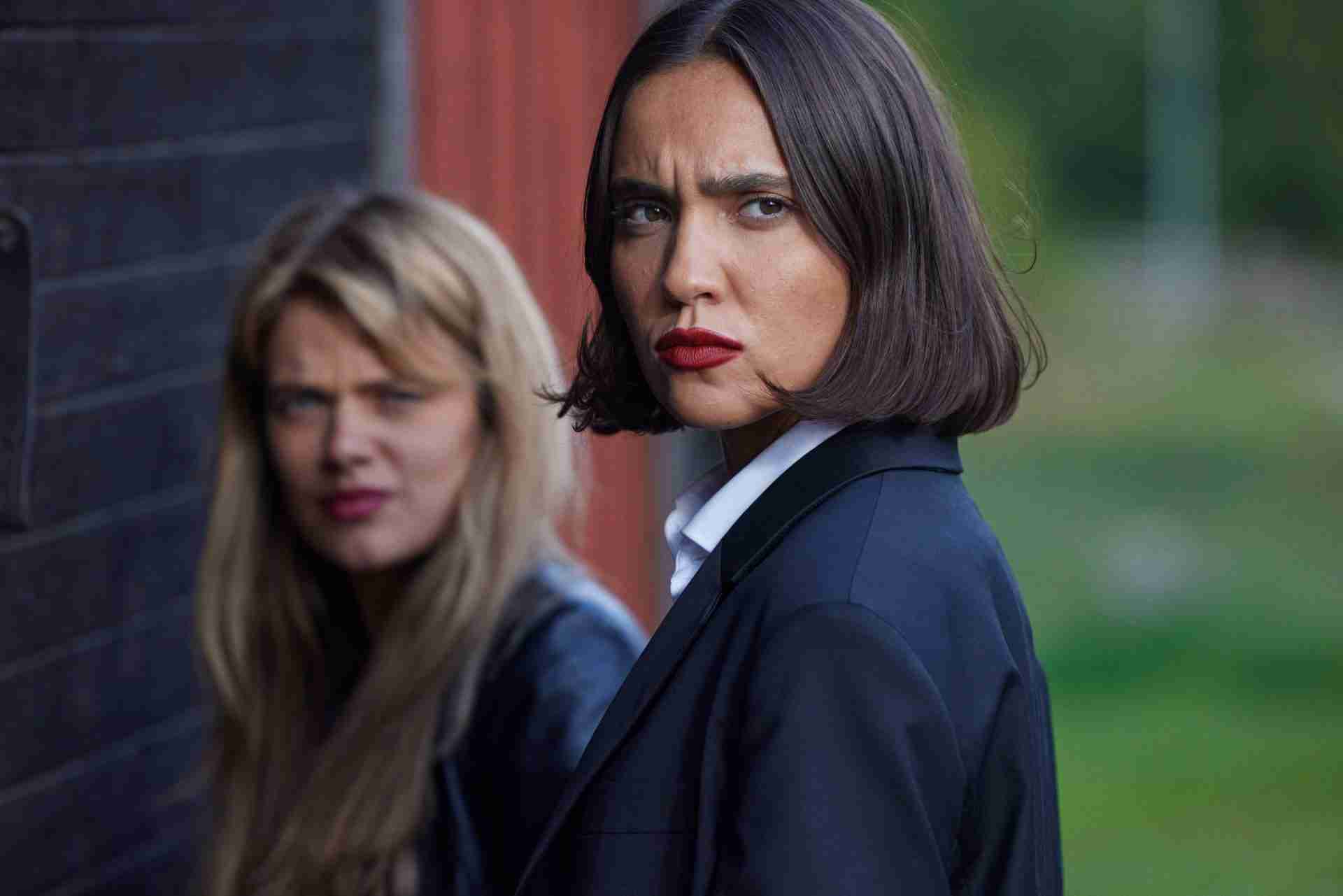 Barracuda Queens. (L to R) Alva Bratt as Lollo Millkvist and Sarah Gustafsson as Amina Kahlil in Barracuda Queens. Cr. Courtesy of Netflix © 2023