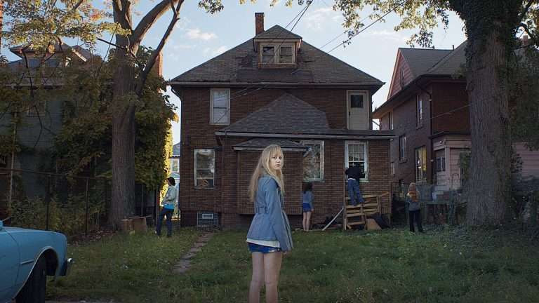 It Follows (2014) Movie Ending, Explained – Did Jay manage to get rid of the curse?