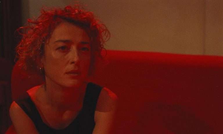 Caverna (2023) Movie Review: A Psychedelic Mix Between Art and Reality Exploring the Human Psyche