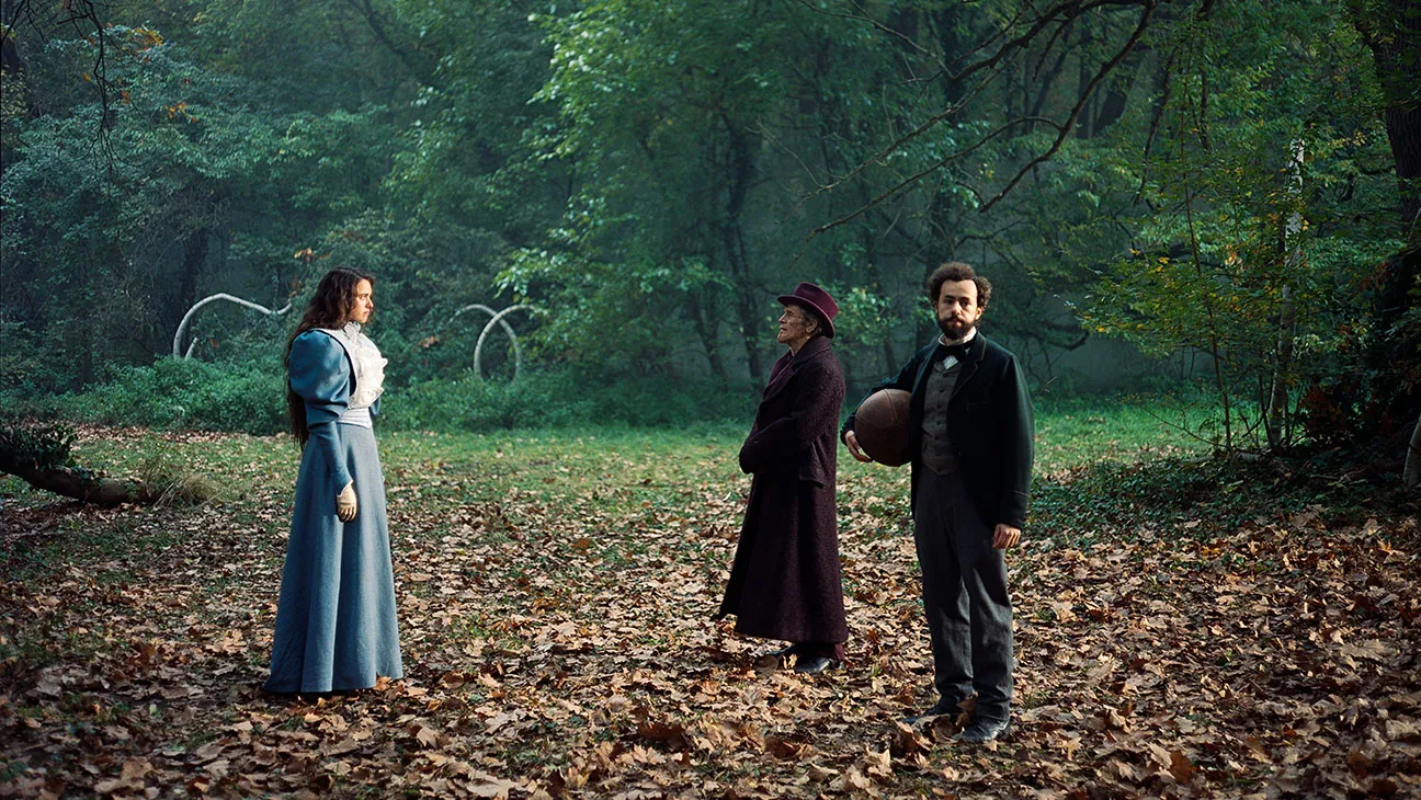 A still from Poor Things (2023).