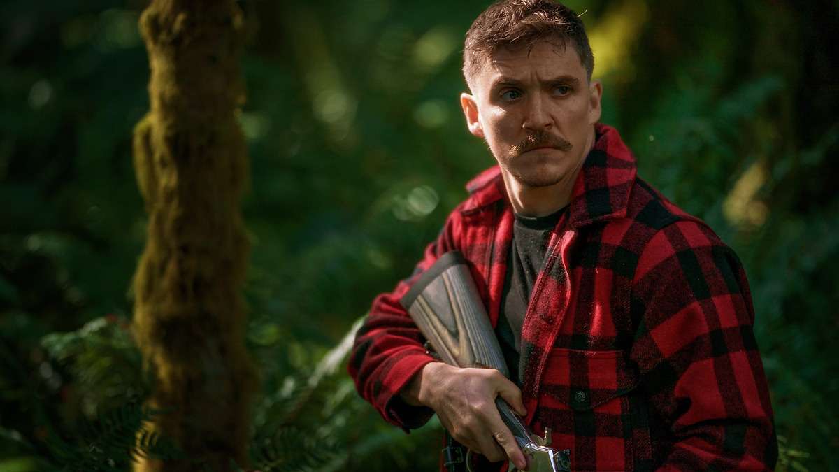 A still from Strange Darling (2024). 