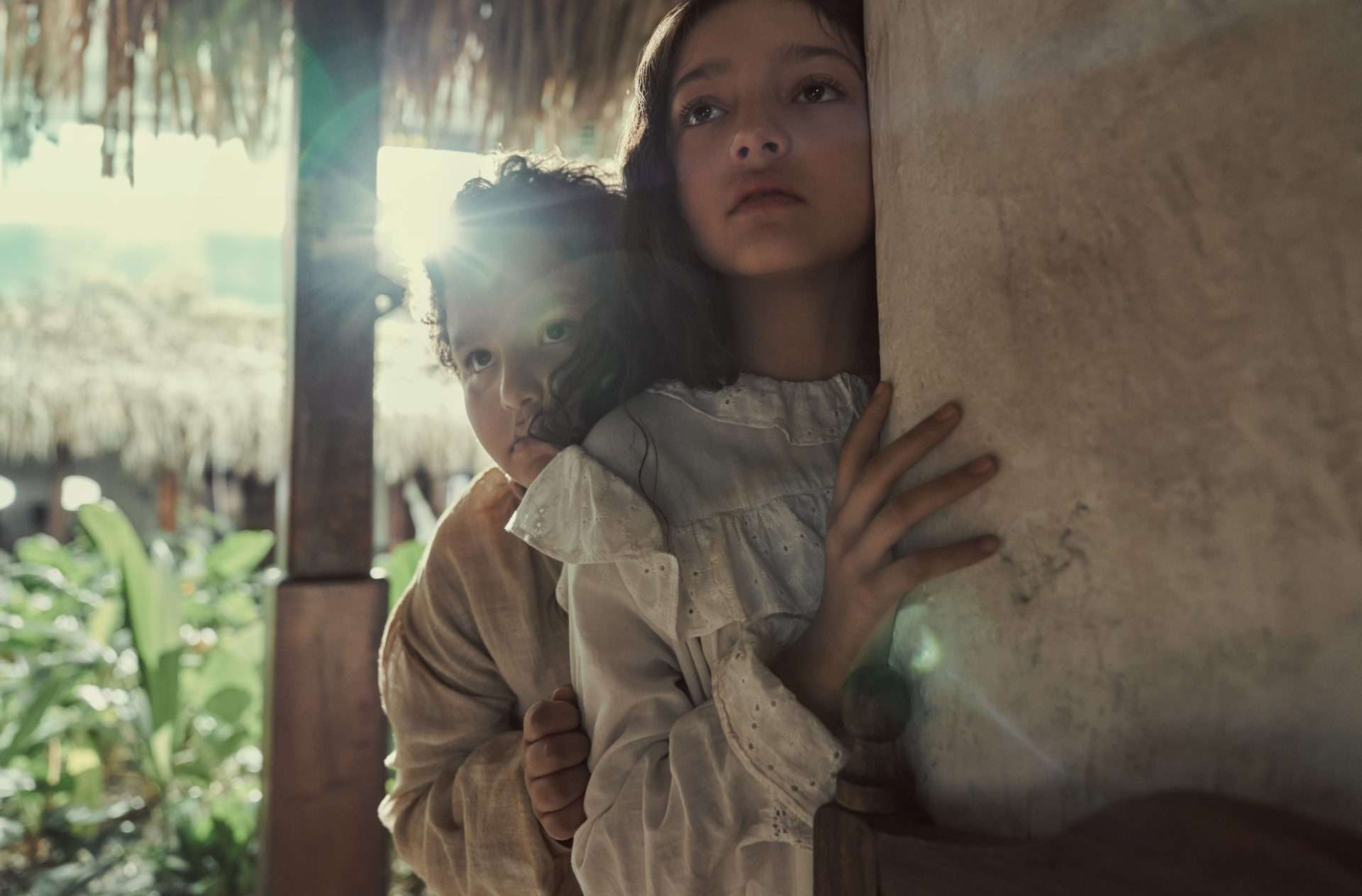 Cien Años de Soledad S1. (L to R) Luna Ruíz as Amaranta, Juan Eduardo Castillo as Arcadio in Done. Cr. Mauro González /Netflix ©️2024 | Amaranta and Arcadio as kids.