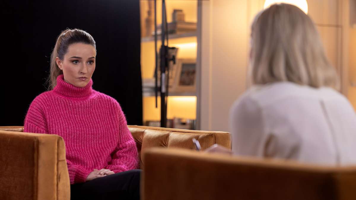 Kaitlyn Dever as Australian Wellness Influencer in Apple Cider Vinega