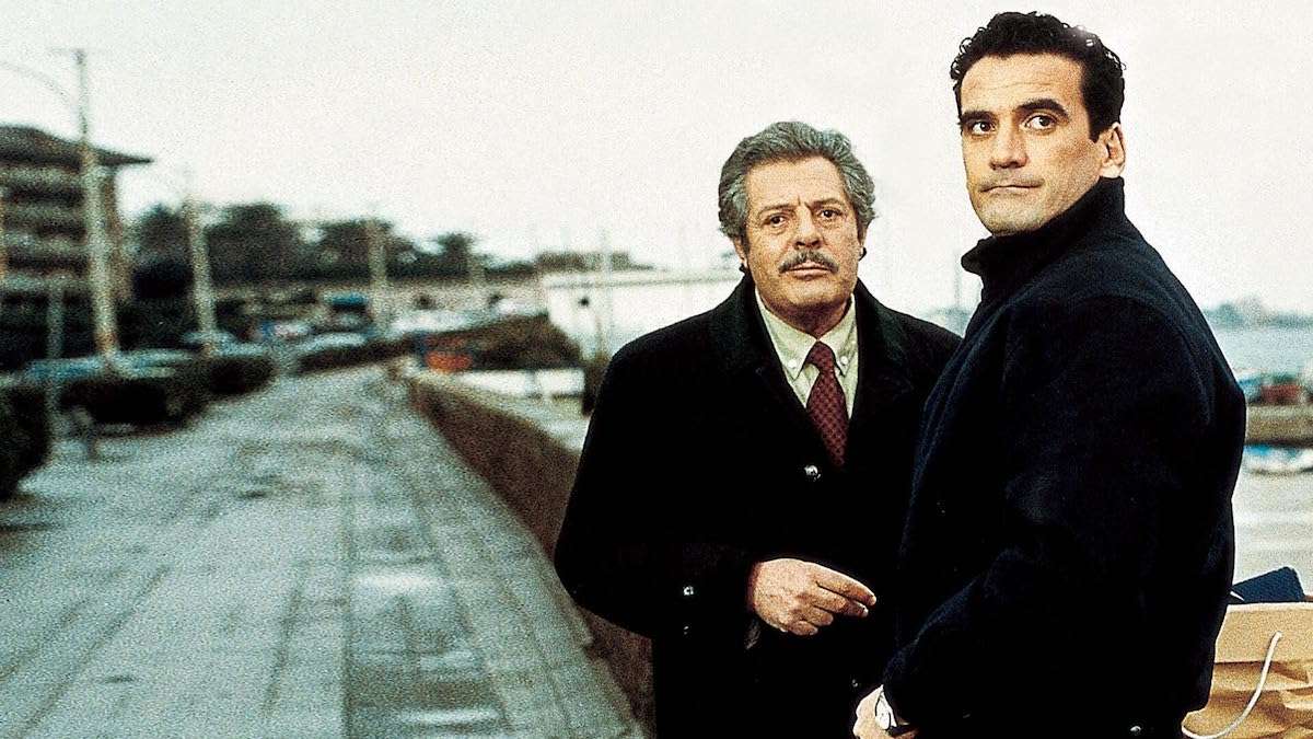 A still from What Time Is It? (Che ora è, 1989).
