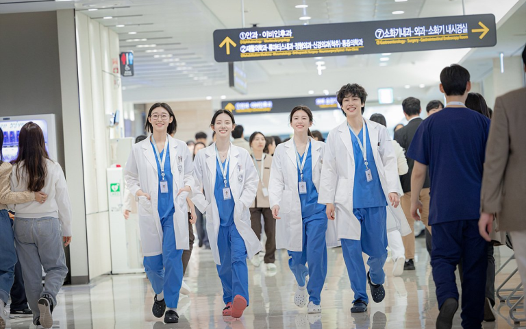 Resident Playbook (Eonjenganeun seulgiroul jeongonguisaenghwal, 2025) Recap & Ending Explained: Did Yi-Young Find Her Calling Beyond the Financial Needs?