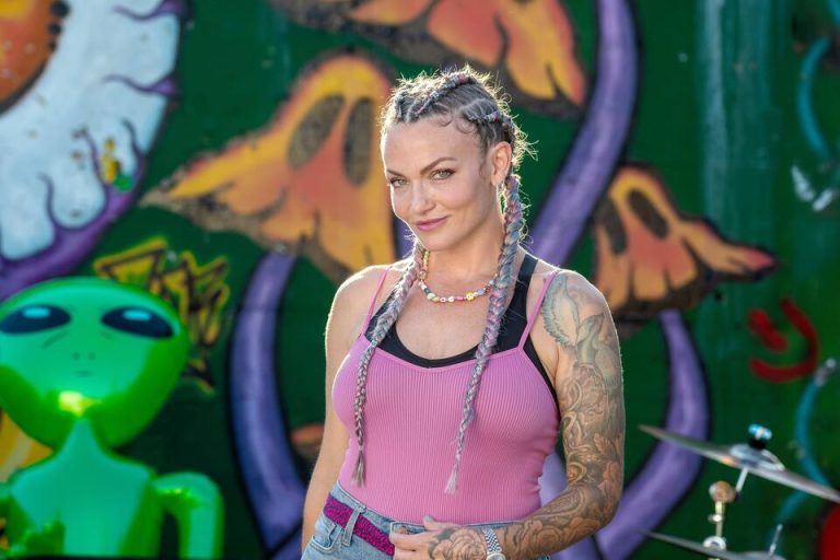 What do we know about Izabelle Desjardins the host of ‘MusiquePlus’?