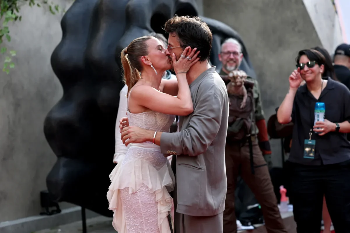 jonathan bailey scarlett johansson kiss