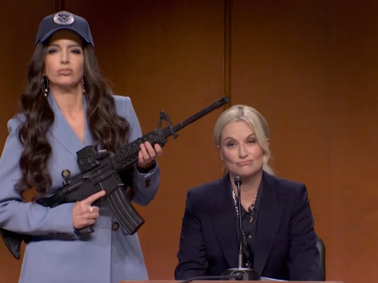 SNL Cold Open: Amy Poehler and Tina Fey Reunite for Sharp Political Satire