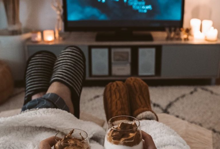 How To Have A Perfect Movie Night Chill Experience This Winter?
