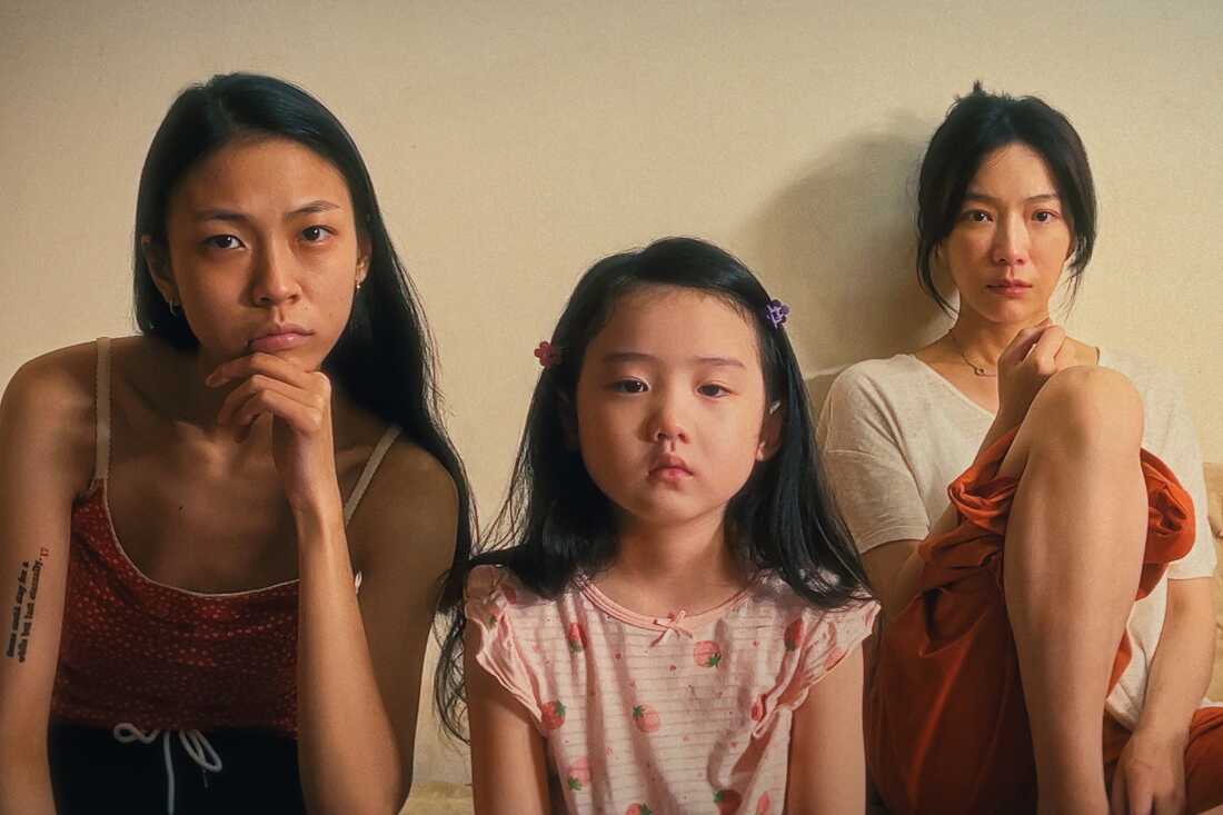 Left-Handed Girl. (L-R) Shih-Yuan Ma as I-Ann, Nina Ye as I-Jing and Janel Tsai as Shu-Fen in Left-Handed Girl. Cr. LEFT-HANDED GIRL FILM PRODUCTION CO, LTD ยฉ 2025.