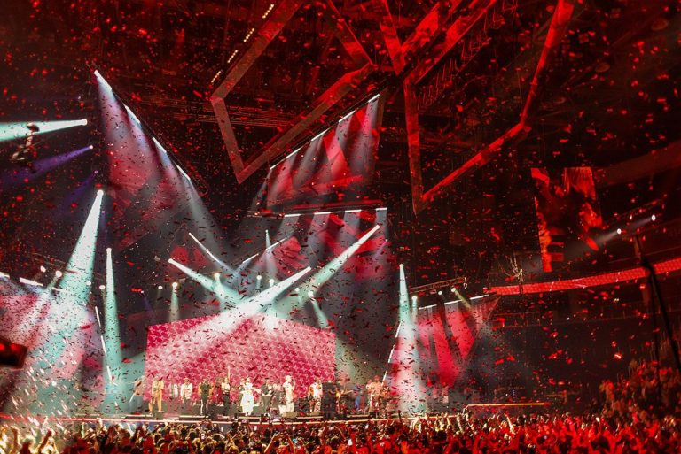 How to Choose the Right Stage and Lighting for Live Performances