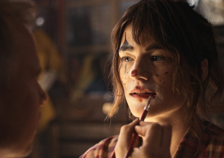 Four Minus Three (Vier minus drei, 2026) ‘Berlinale’ Movie Review: Searching for Laughter Between the Pained Cycles of Grief