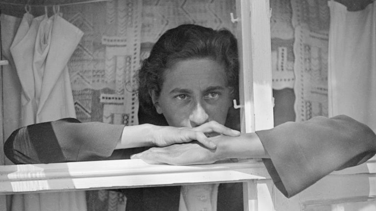 Weaving Anni Albers (2025) Short Film Review: On Hearing Textiles and Seeing Their Touch 